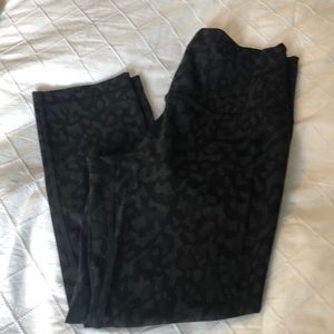 Lululemon wunder under train